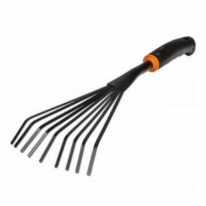 Fan-shaped garden rake DE LUXE Bradas - 9 teeth, 12 cm